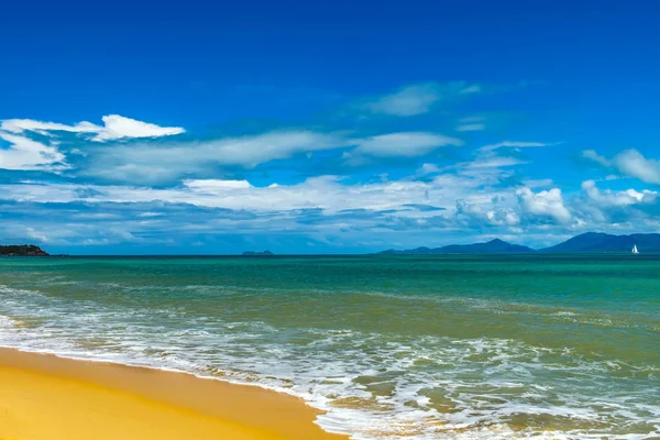 熱帯のビーチに青い曇り空と晴れた日 — ストック写真