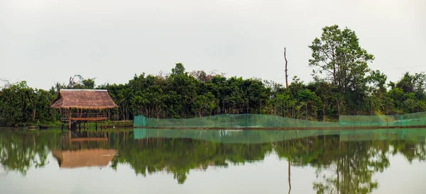 Cabana de madeira no lago no Camboja — Fotografia de Stock