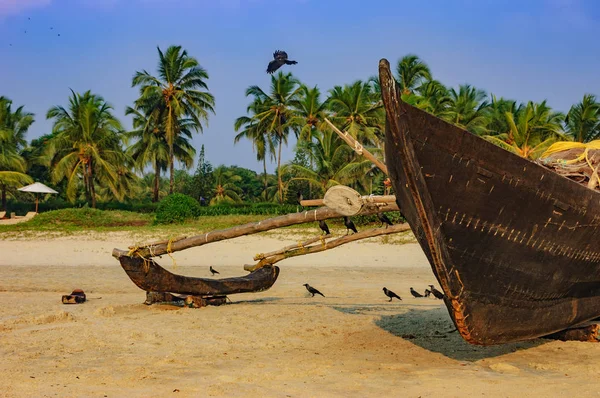 Barco de pesca tradicional na praia de Goa, Índia . — Fotografia de Stock