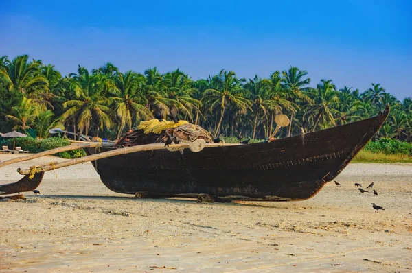 Barco de pesca tradicional na praia de Goa, Índia . — Fotografia de Stock