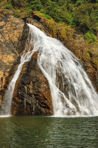 Vodopád Dudhsagar v tropické džungli z Indie — Stock fotografie