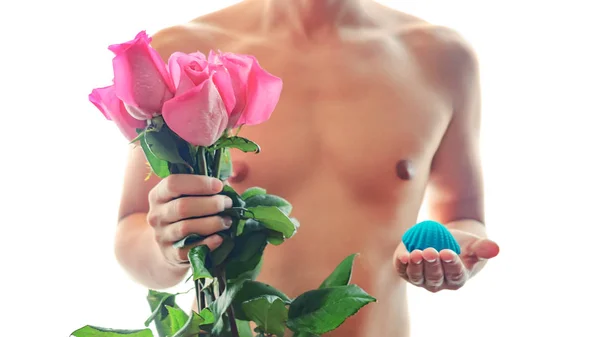 Человек с обнаженным туловищем, дарящим розовые розы — стоковое фото