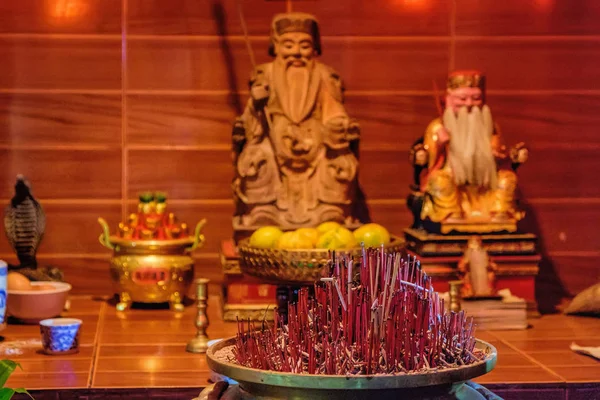 Bâtonnets d'encens rouge brûlant dans un petit temple chinois — Photo