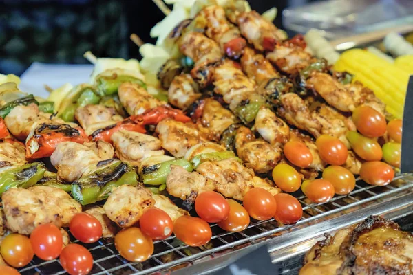 Frango em espetos no mercado noturno de rua tailandês — Fotografia de Stock