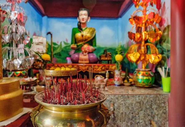 Queimando paus de incenso vermelho no pequeno templo chinês — Fotografia de Stock
