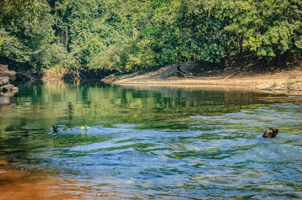 Águas lamacentas do rio Mandovi em Goa, Índia — Fotografia de Stock