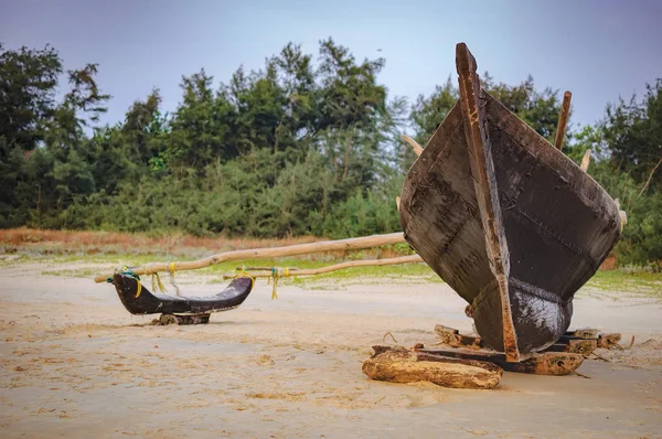 Barco de pesca tradicional na praia de Goa, Índia . — Fotografia de Stock