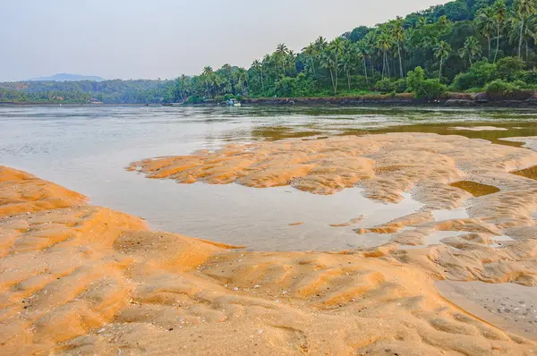 Praia de Betul tropical na maré baixa em Goa, Índia — Fotografia de Stock