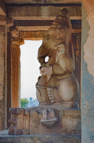 Estatua de Ganesh en el antiguo templo de Hampi, India — Foto de Stock