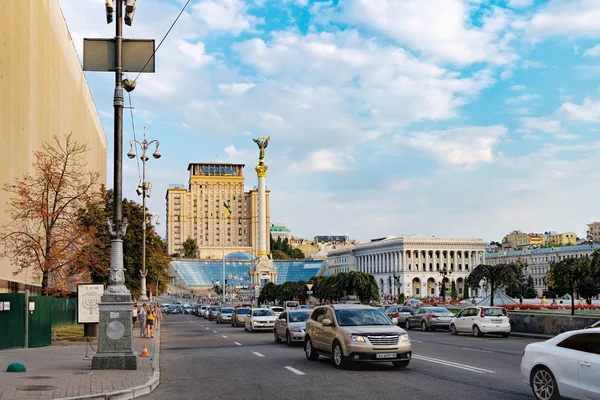 Car traffic at Independence Square, Kiev, Ukraine — Stock Photo, Image