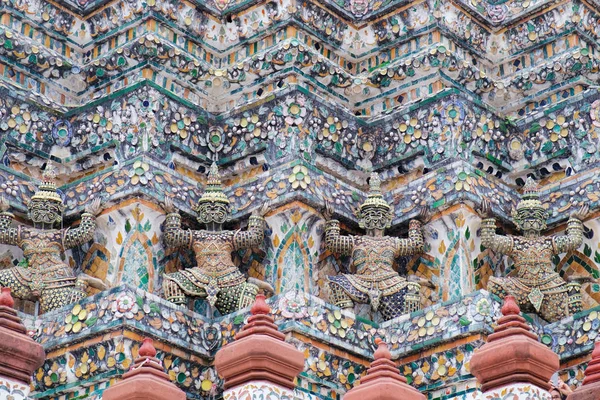 Reuzenboeddha bij pagode van Wat Arun, Thailand — Stockfoto