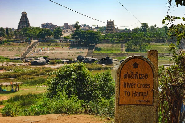 Cruzando o rio Tungabhadra em Hampi, Índia — Fotografia de Stock