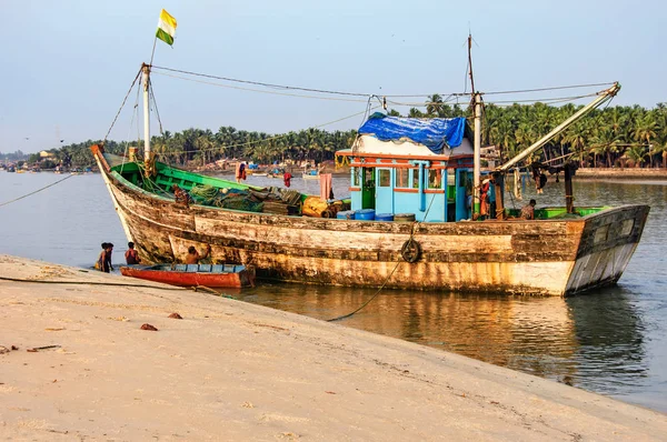 Goa, Índia - 15 de novembro de 2014: Praia tropical com barcos de pesca, Mobor Beach, South Goa, Índia — Fotografia de Stock
