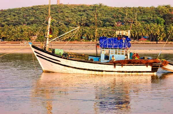 Goa, India - 15 de noviembre de 2014: Playa tropical con barcos de pesca, Mobor Beach, Goa del Sur, India —  Fotos de Stock