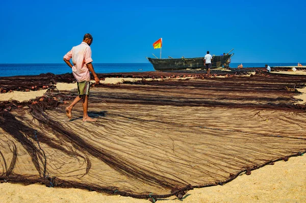 Pescadores secaram sua antiga rede de pescadores em Goa, Índia — Fotografia de Stock