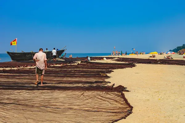 Pescadores secaram sua antiga rede de pescadores em Goa, Índia — Fotografia de Stock