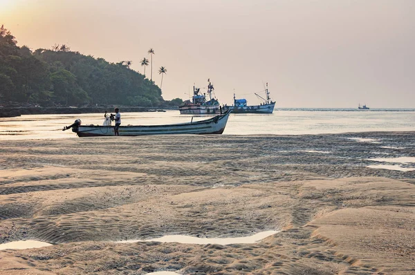 Praia tropical na maré baixa com barcos de pesca — Fotografia de Stock