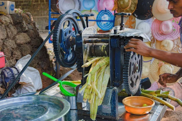 料理とインドの人気のあるリード ジュースを販売 — ストック写真