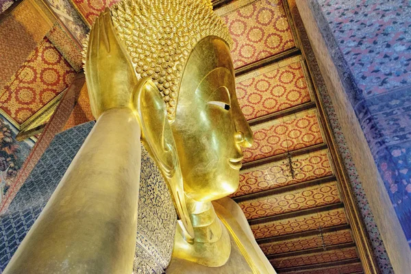 Buda en retroceso en Wat Pho, Bangkok, Tailandia — Foto de Stock