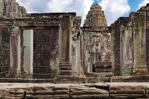 Templo Bayon con frescos y columnas, Camboya — Foto de Stock