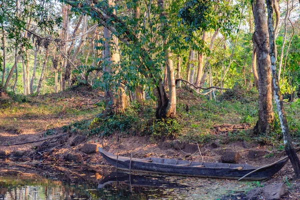 Velho barco em águas tropicais da lagoa Camboja — Fotografia de Stock