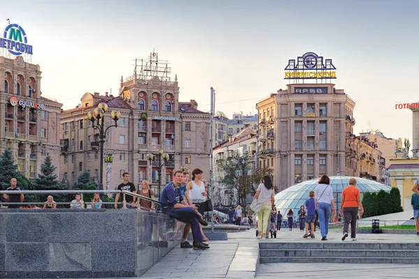 Plaza de la Independencia en fin de semana en Kiev, Ucrania — Foto de Stock