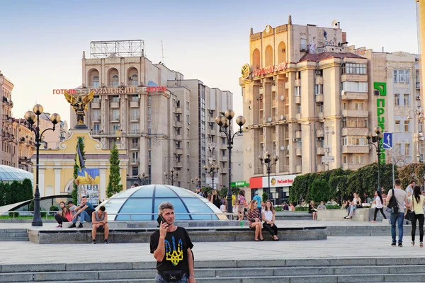 Площадь Независимости на выходных в Киеве, Украина — стоковое фото