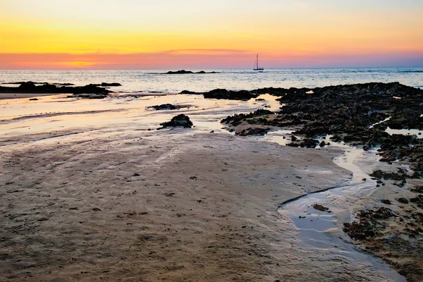 Costa do mar ao pôr do sol, Khao Lak, Tailândia — Fotografia de Stock