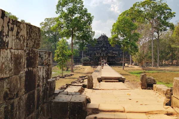 Bayon tapınağa Kamboçya'daki turist ziyaret — Stok fotoğraf