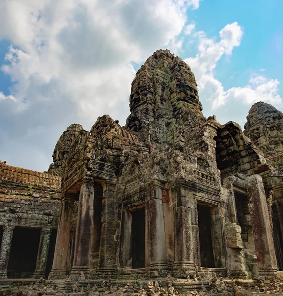 Largos pasillos del Templo de Prasat Bayon en Camboya — Foto de Stock