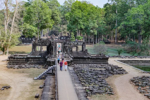 Baphuon tapınağa Kamboçya'daki turist ziyaret — Stok fotoğraf