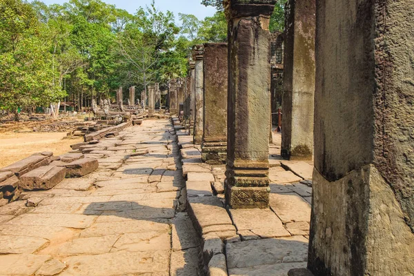 Pared con frescos y columnas de Angkor Wat, Camboya . — Foto de Stock