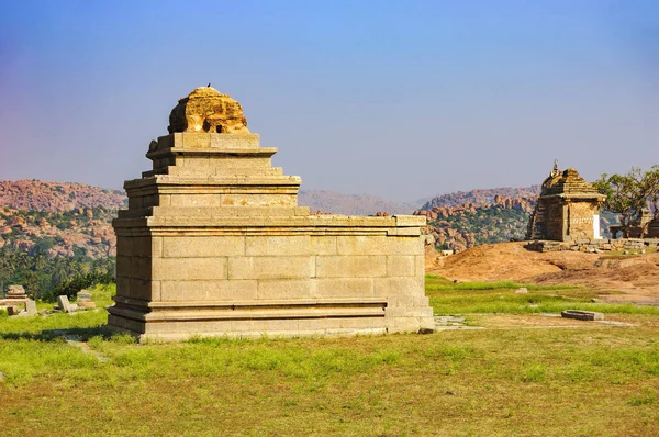 Ancient ruins on Hemakuta hill, Hampi, India — Stock Photo, Image