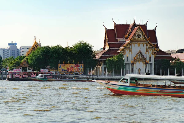 Boeddhistische tempel ligt aan de oevers van de rivier — Stockfoto