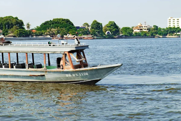 Trasporto locale barca e taxi fluviale sul fiume Chao Phraya a Bangkok, Thailandia . — Foto Stock