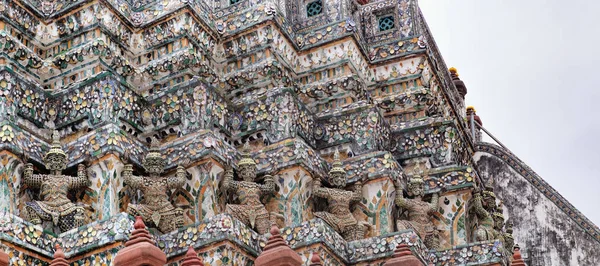 Reuzenboeddha bij pagode van Wat Arun, Thailand — Stockfoto