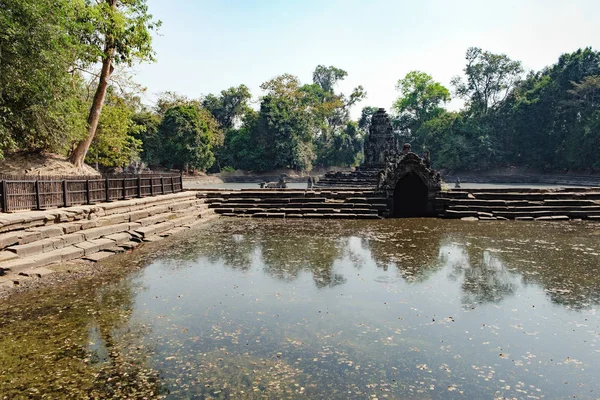 Neak Stan Angkor karmaşık içinde merkezi gölette — Stok fotoğraf