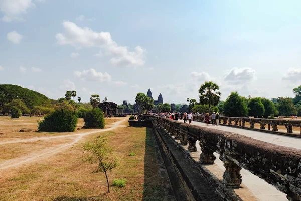 到运行旅行团，柬埔寨的吴哥寺的主要道路. — 图库照片