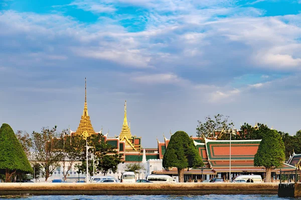 Klasycznej architektury tajskiej w Bangkok, Tajlandia — Zdjęcie stockowe