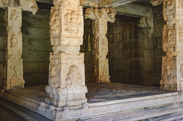 Detalles del interior del templo Prasanna Virupaksha en Hampi, India — Foto de Stock