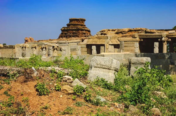 Touristisches indisches Wahrzeichen antike Ruinen in Hampi. — Stockfoto