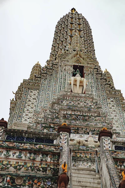 Stupa incrustado com faiança colorida, Wat Arun — Fotografia de Stock