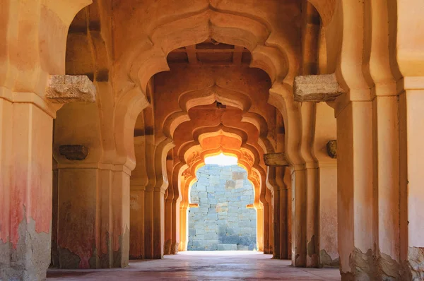 Antigo arco arruinado de Lotus Mahal em Hampi, Índia — Fotografia de Stock