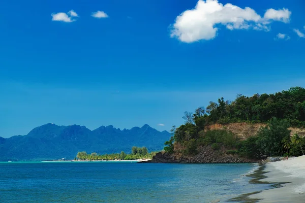 Paisaje marino con islas en el horizonte en Langkawi — Foto de Stock
