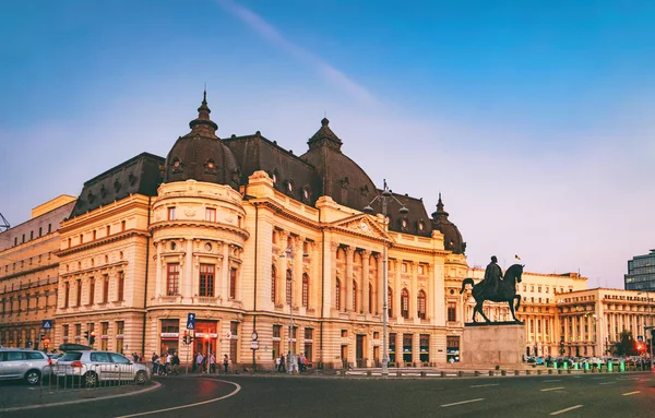 Biblioteca de la Universidad Central en Bucarest, Rumania — Foto de Stock