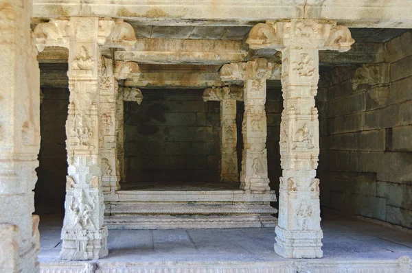 Detalles del interior del templo Prasanna Virupaksha en Hampi, India — Foto de Stock