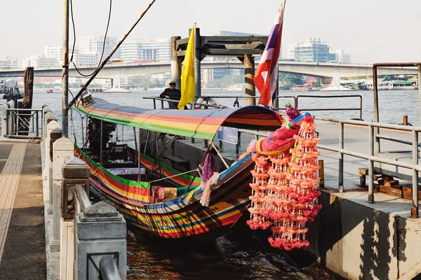 Local transport boat and river taxi on Chao Phraya River in Bangkok, Thailand. — Stock Photo, Image