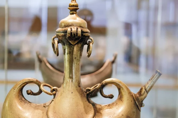 Brass pilgrim flask at the Museum in Kuala Lumpur — Stock Photo, Image