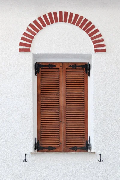 希腊木制老式窗户, 棕色百叶窗 — 图库照片