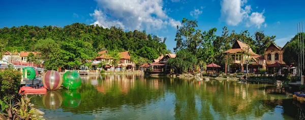 Luxe paradijs door het dorp van lake provincie Oriental — Stockfoto